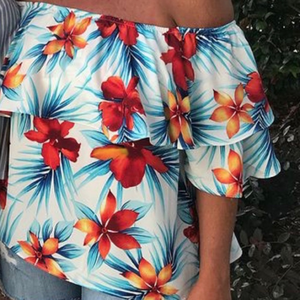 IZZY & LOLA off the shoulder tropical print top
